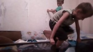 Дети порвали обои в комнате