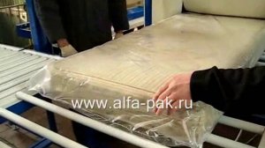 Упаковка матрасов в пленку. Чтобы не пачкались.