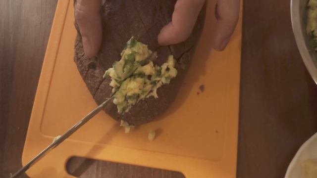 Батон запечённый с сыром и чесноком в духовке!