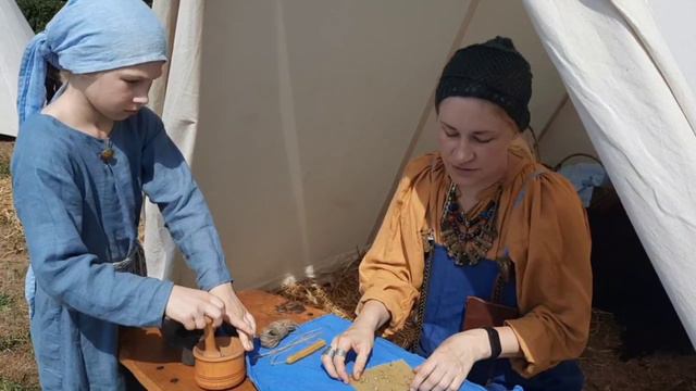 Как правильно изготовить крученые свечи, показала участница клуба исторической реконструкции