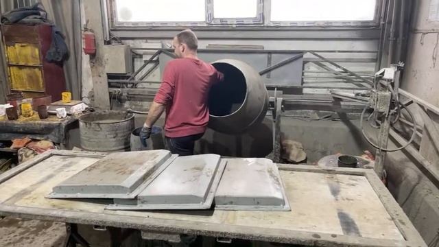 Производство парапетных плит по технологии «Мрамор из бетона» в цвете «Темный янтарь» смотреть онлайн