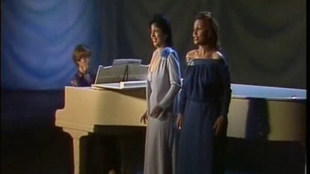 Карина и Рузанна Лисициан Век юный, прелестный смотреть онлайн