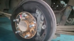 How to remove rear drum brake Hilux vigo,Rear drum brake Hilux vigo removing,