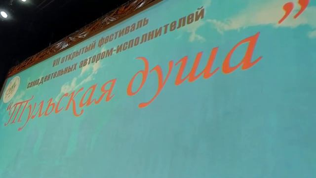 Распевка и звукооператор подгоняет под акустику зала голос и музыку смотреть онлайн