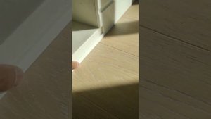 Напольный плинтус из искусственного акрилового камня.