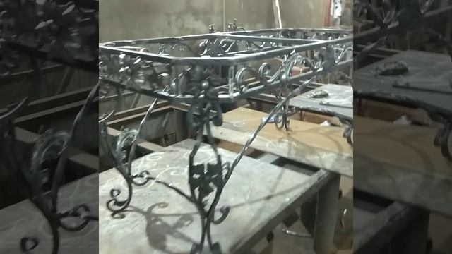 Стол из карагача на кованом подстолье