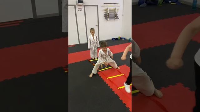 Крепче ноги - сильнее удар смотреть онлайн