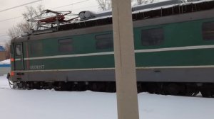 Зеленые электровозы (локомотив) серии ВЛ с грузовым поездом