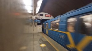 метропоезд 81-717 (лвз/вм) отправляется со станции дворец спорта