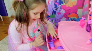 Алёна наряжается и учится краситься детской косметикой как настоящая принцесса