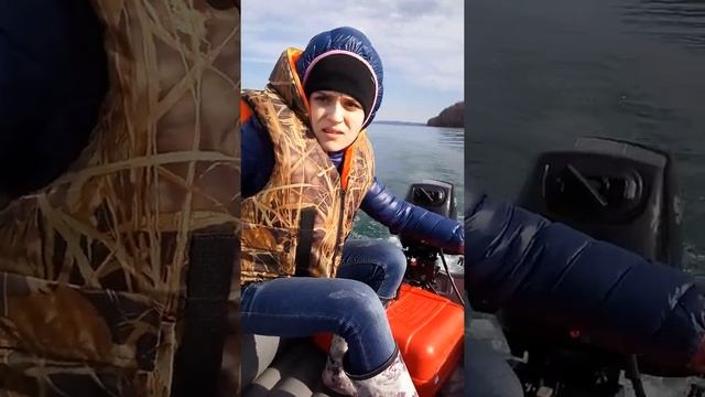 Девушка первый раз пробует завести мотор Suzuki dt15as смотреть онлайн