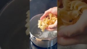 Быстрый рецепт макарон с сыром буррата, фисташками и вялеными помидорами