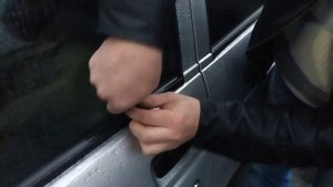 как открыть дверь ваз 2112 если ключи остались внутри.