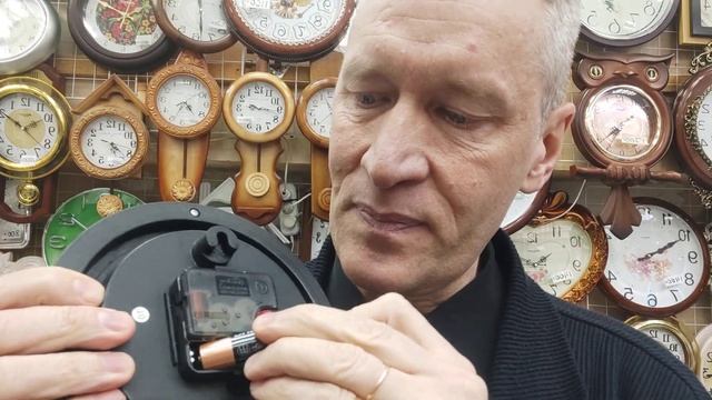 Замена батарейки в настенных часах.