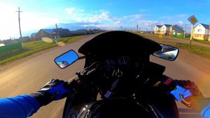 На мотоцикле без ГЛУШИТЕЛЯ, бомбический лютый звук?