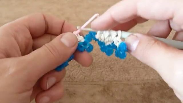 Как сплести фигурку из резинок Снежинка урок 28