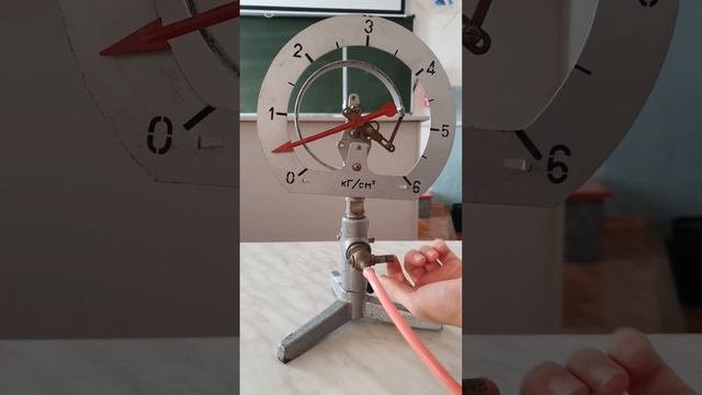 Металлический и жидкостный манометр