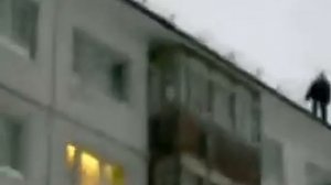 пацаны прыгают с дома в снег