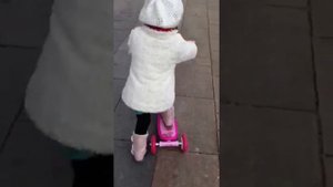 Девочка катается на самокате!!!! Прикол!!!:-)
