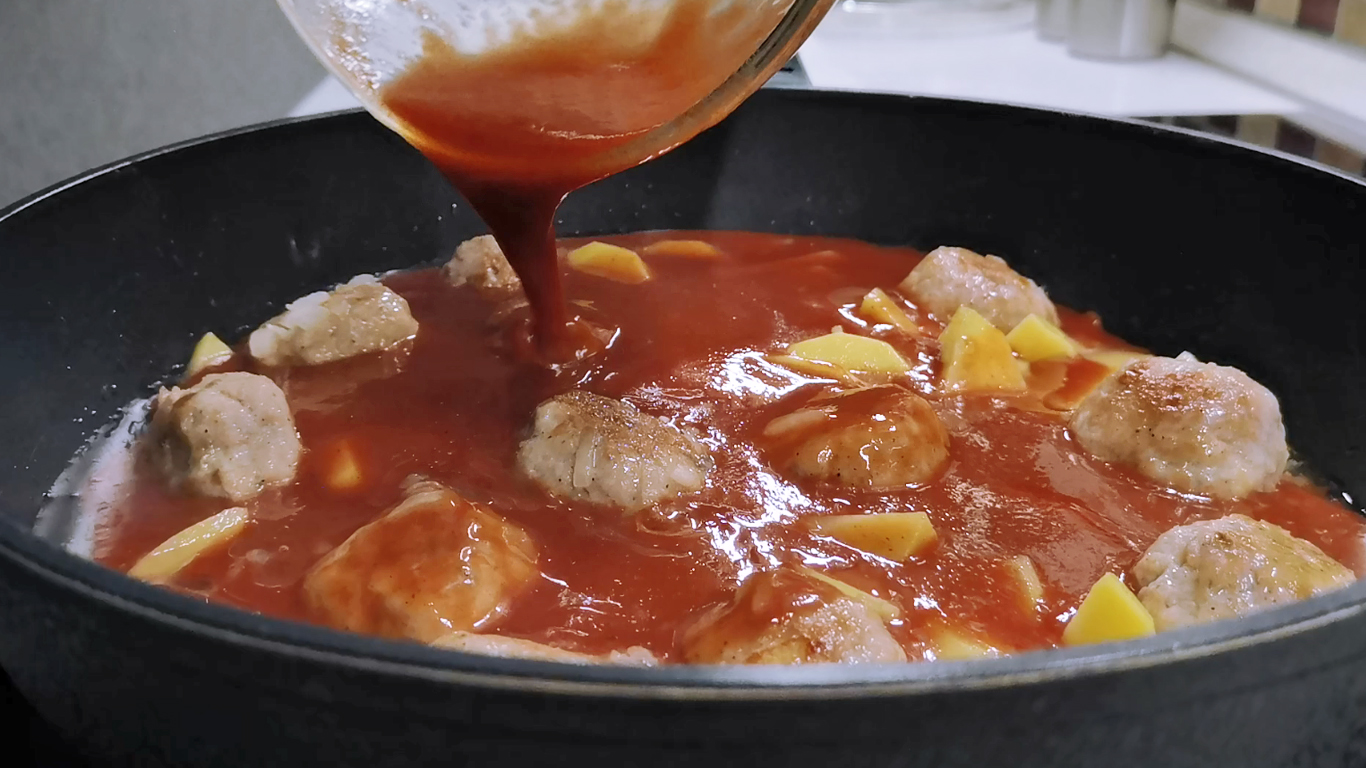 Закинул все в одну сковороду и залил томатом. ПРОСТО и ВКУСНО очень (ужин из картошки с фаршем).mp4