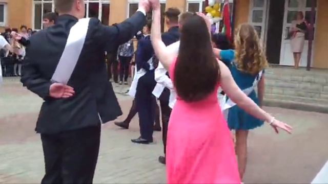 Красивый вальс выпускников из Беларуси. смотреть онлайн