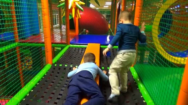 Дети играют на ДЕТСКОЙ ПЛОЩАДКЕ. Развлекательный центр КОШКИ-МЫШКИ. Kids play on the playground смотреть онлайн