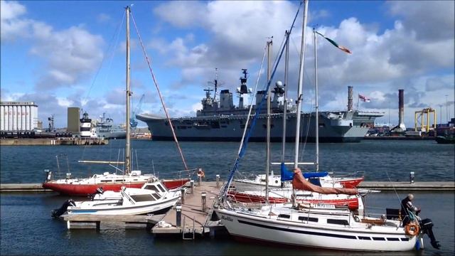 Aircraft Carrier HMS Illustrious visits Dublin Port смотреть онлайн
