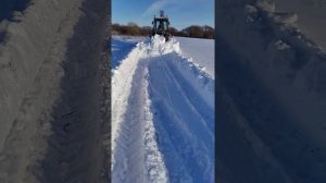 юмз чистит снег