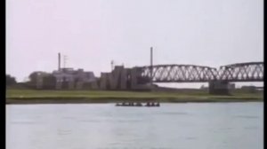 Американцы перебегают через Эльбу в расположение советских войск, чтобы отметить победу. Май 1945