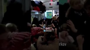 Украинцы бегут из Харькова во Львов в переполненном вагоне