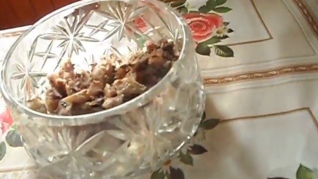 Простой салат из салаки горячего копчения.