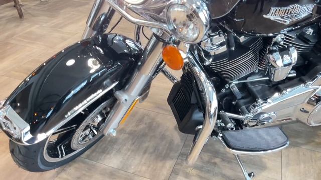 Road King Harley-Davidson vivid black 2020 смотреть онлайн