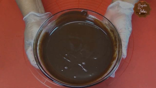 Faça esse delicioso bolo de chocolate com morango! Receita fácil| Qualquer um pode fazer.