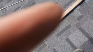 Врезка кассетной шестиканальной сэндвич трубы в крышу с кровлей из гибкой черепицы