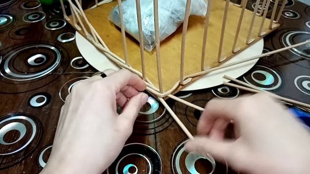 Первый ряд веревочка из трёх трубочек... Донышко из фанеры...Трубочки из бумаги. смотреть онлайн