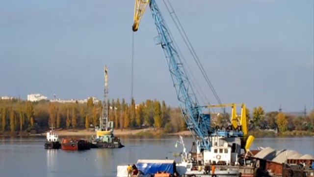 Работа кранов на Днепре у с. Старые Кодаки смотреть онлайн