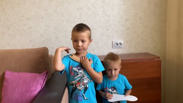 Репертуар у Серёжи большой, любит все песни в исполнении крёстного папы смотреть онлайн