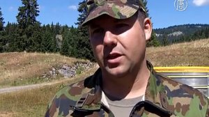 Военные вертолеты спасают коров от жары в Швейцарии