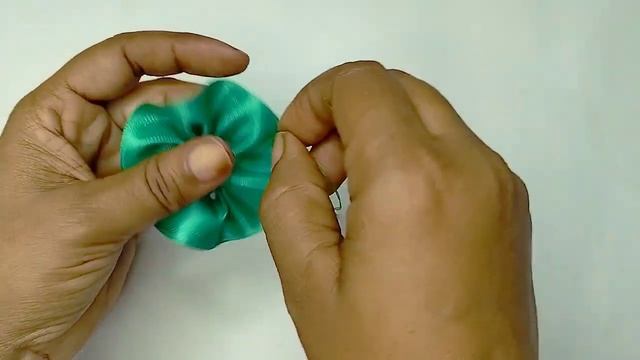DIY: How to make a Ribbon Flower in just 5 minutes'/ Easy Tricks Fabric Flower making смотреть онлайн
