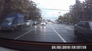 видеорегистратор Supra 690 (стоит на заднем тонированном стекле)