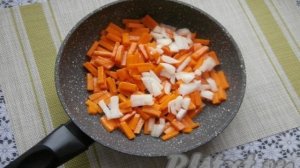 Тыква, жаренная с луком и чесноком на сковороде