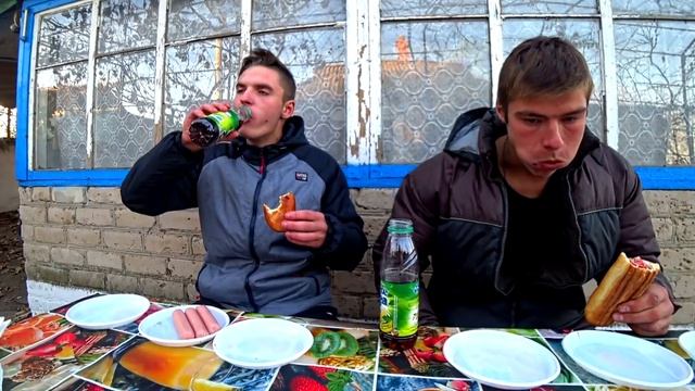 СОСИСКИ ПИРОЖКИ ХОТ-ДОГ КТО БЫСТРЕЕ СЪЕСТ ПОЛУЧИТ ДЕНЬГИ! ЕДА ЧЕЛЛЕНДЖ КТО ПОСЛЕДНИЙ СЪЕСТ МНОГО ЕД