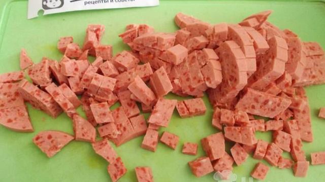 Капуста с копченой колбасой тушеная в мультиварке