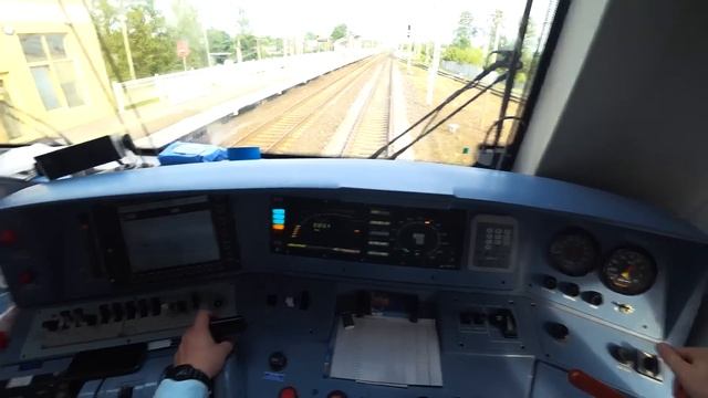 Машинист поезда показывает работу от первого лица: управление железнодорожным транспортом