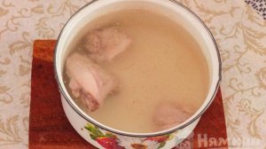Шулюм с курицей и картошкой в кастрюле