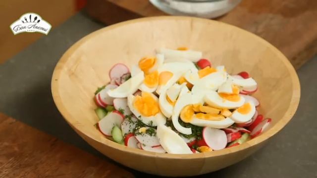 Cалат весенний с яйцом и огурцом [Рецепты по-домашнему] смотреть онлайн