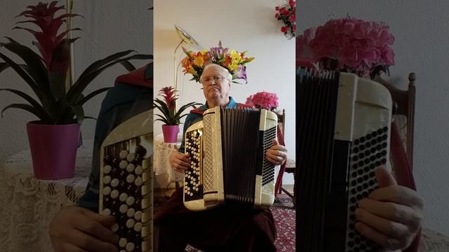 Дом из кубиков сложу, дочке сказку расскажу... смотреть онлайн