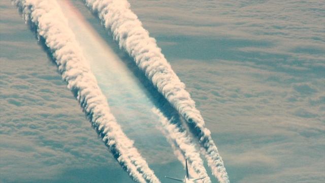 Почему самолеты оставляют белый след? смотреть онлайн