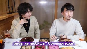 Японцы впервые пробуют РУССКУЮ НОВОГОДНЮЮ ЕДУ.