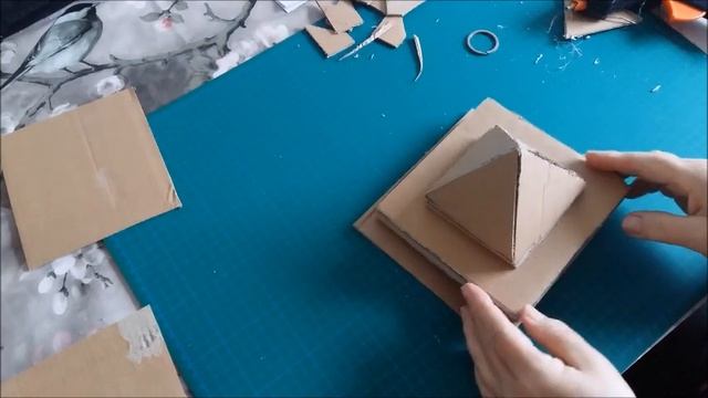 Декоративный фонарь из картонной коробки.Отходы в дело.